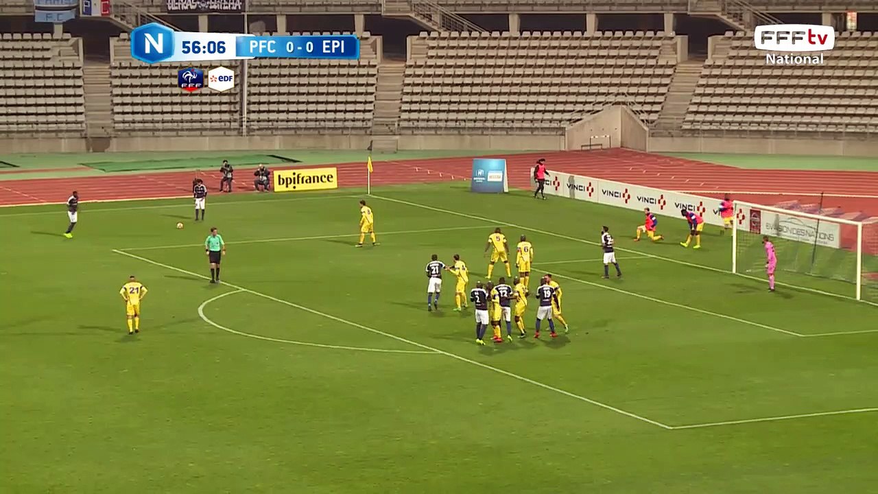 Coup franc bien tiré mais bien repoussé