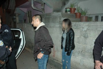 'Dur' İhtarına Uymayan 2 Kişi, Kız Arkadaşını Araçta Bırakıp Kaçtı