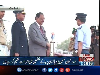 President distributes awards to organizers of Pakistan Day parade