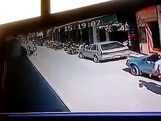 duel pisau di tengah jalan,ngga liat kalo ada cewek di sampingnya