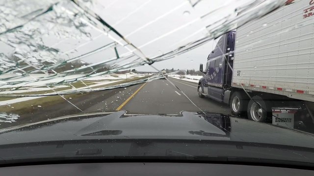 Se faire eclater le pare-brise par de la glace tombée du camion