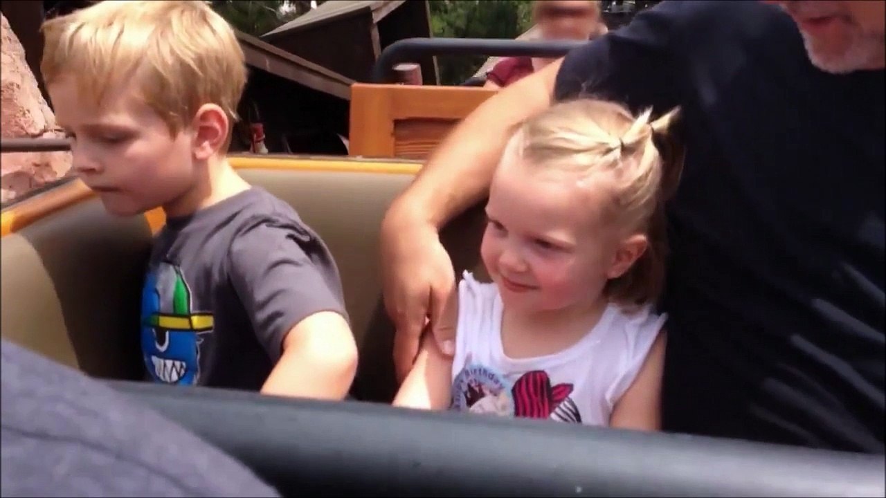 Regardez la tête du gamin dans ce manège... Mythique