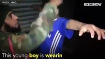 Un soldat désarme un enfant de 7 ans terrifié et piégé avec une ceinture d'explosifs par Daesh