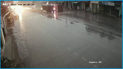 [XEM] Xe tải lao dải phân cách, 3 người bắn ra ngoài