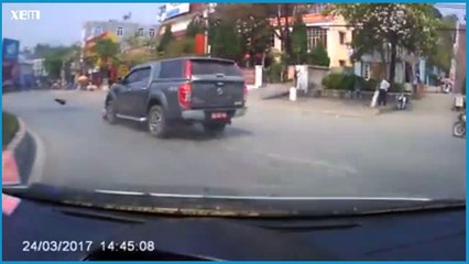 [XEM] Ô tô phóng tốc độ cao tông bay người đi xe máy