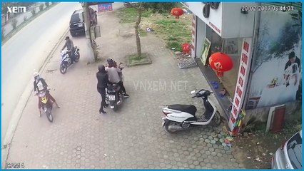 [XEM] Mẹ bất cẩn, bé vặn tay ga lao thẳng cây, gây tai nạn