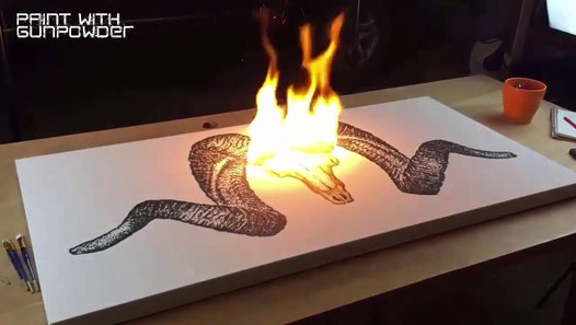 Cet artiste utilise une expérience impressionnante pour peindre un tableau d'art. Du jamais vu ...