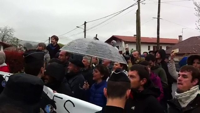 Fillon accueilli par des jets d'oeufs au Pays basque