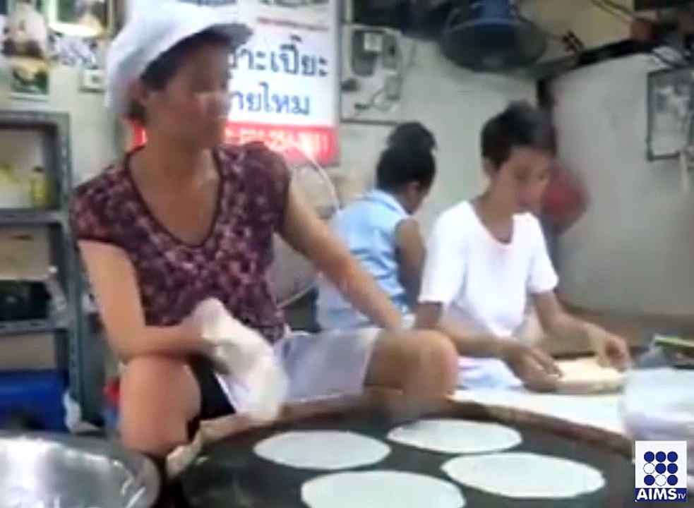 روٹی بنانے کی ایسی مہارت ہر کسی میں نہیں ہوتی ایسی ماہر خاتون کو دیکھنے کے لئے وڈیو لنک پر کلک کریں؛