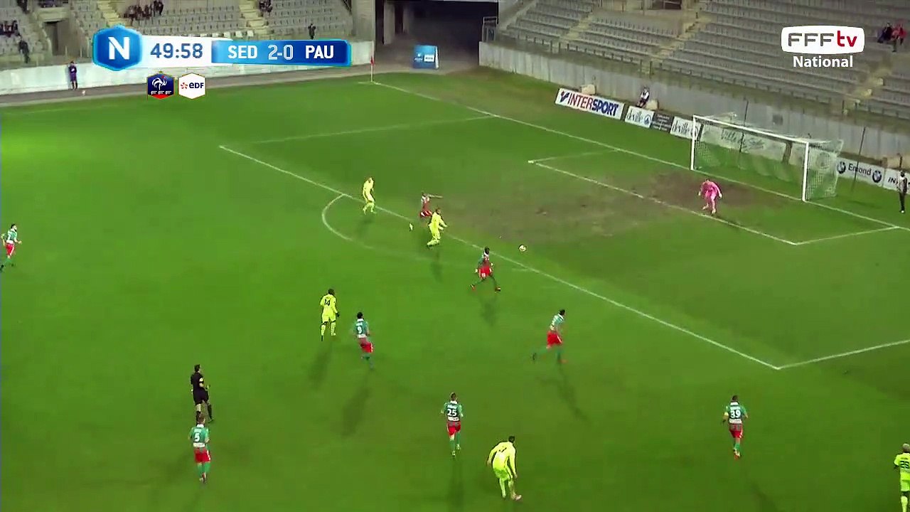 Double arrêt réflexe du gardien.