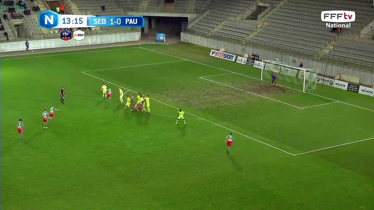 Coup franc directement dans les bras du gardien.