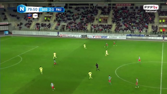 La frappe complètement au dessus.