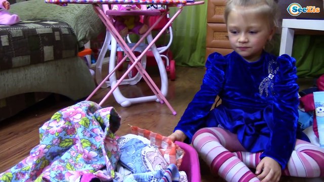 Ярослава КАК МАМА стирает и гладит вещи Кукле Беби Бон Видео для детей Doll Baby Born