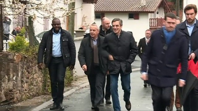 Fillon en prison , jets d'œufs, concert de casseroles... François Fillon chahuté au Pays basque