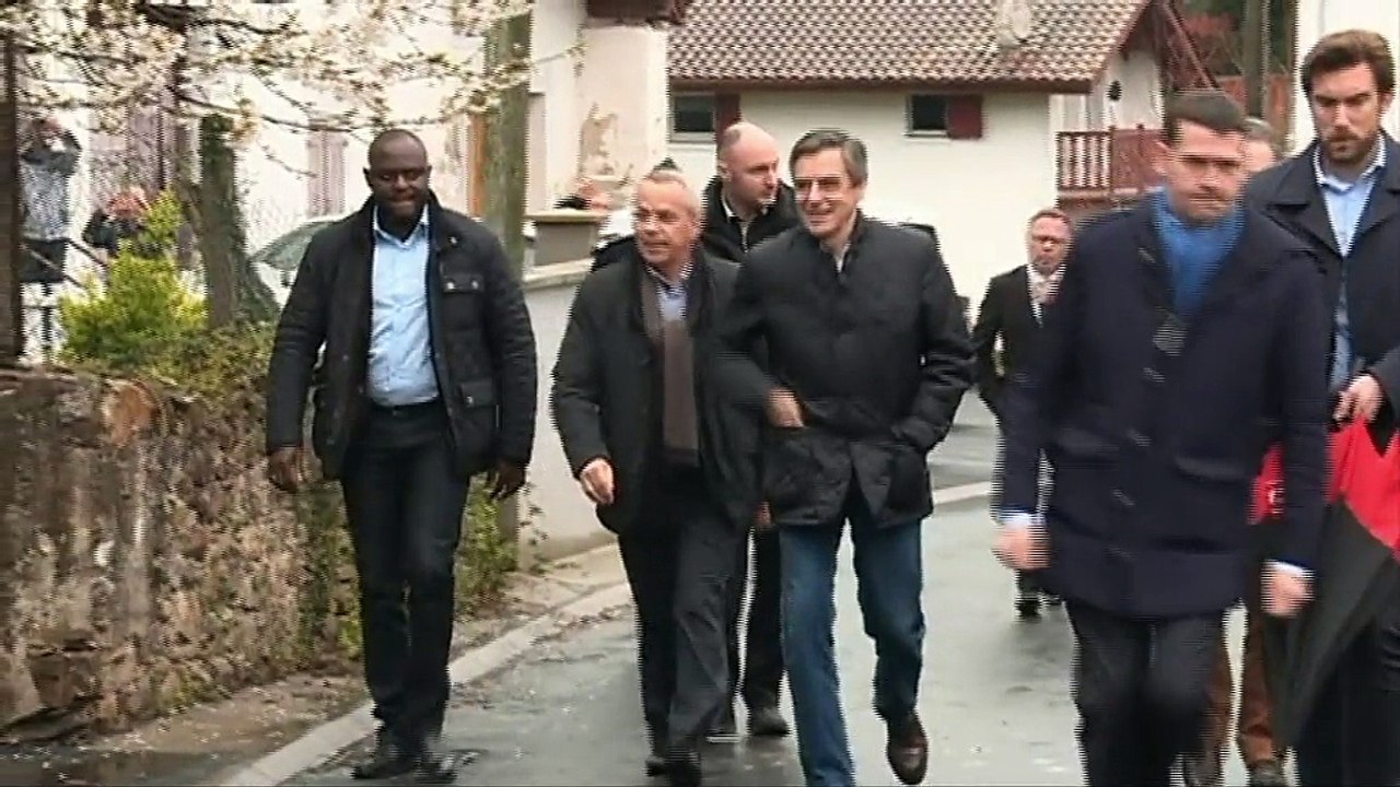 "Fillon en prison", jets d'œufs, concert de casseroles... François Fillon chahuté au Pays basque