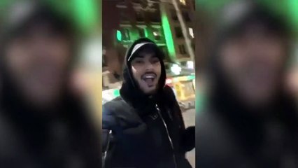 Il surprend un couple en pleine action dans une voiture et devient fou