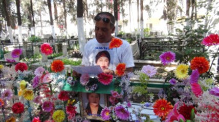 Aydınlı Aşık, Geçen Yıl Kaybettiği Eşinin Mezarını Yalnız Bırakmıyor