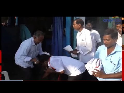 DMK Starts Their Game in RK Nagar |வாக்காளர்கள் காலில் விழுந்த திமுக - Oneindia Tamil