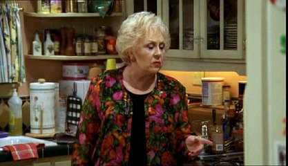 Szeretünk Raymond!  S05 17 Isten Hozott, Stefania!