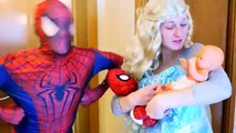 CONGELADOS ELSA PIERDE SU VESTIDO! w/ Spiderman y la Dama Rosa Spidergirl vs Maléfica y Bromista Puede