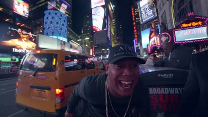 Bulin 47 montando una real movie paseando en "Times Square" con su equipo de trabajo