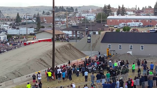 OVAJ KAMION JE UŠAO U ISTORIJU: Njegov vozač uradio je nešto što niko nije do sada!