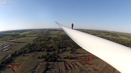 Base Jump depuis une éolienne