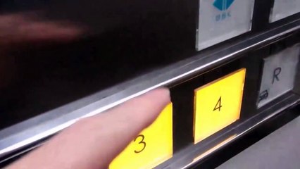 イオンモール伊丹昆陽の光の広場側のエレベーター（日立製）