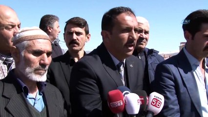 Hiç Görmediği Babasının Mezarına Sarıldı