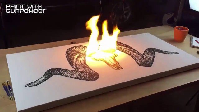 Regardez comment cet artiste va peindre son tableau... Incroyable