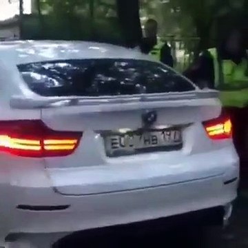 Ce flic russe n’arrive pas à casser la vitre d’un 4×4 BMW
