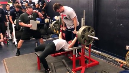 Elle soulève 150 kg d'haltères et va faire taire beaucoup d'hommes