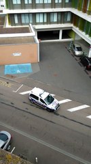 Quand la police oublie de mettre le frein à main !