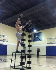 Fijate lo que hace este hombre en el GYM con esta torre de pesas