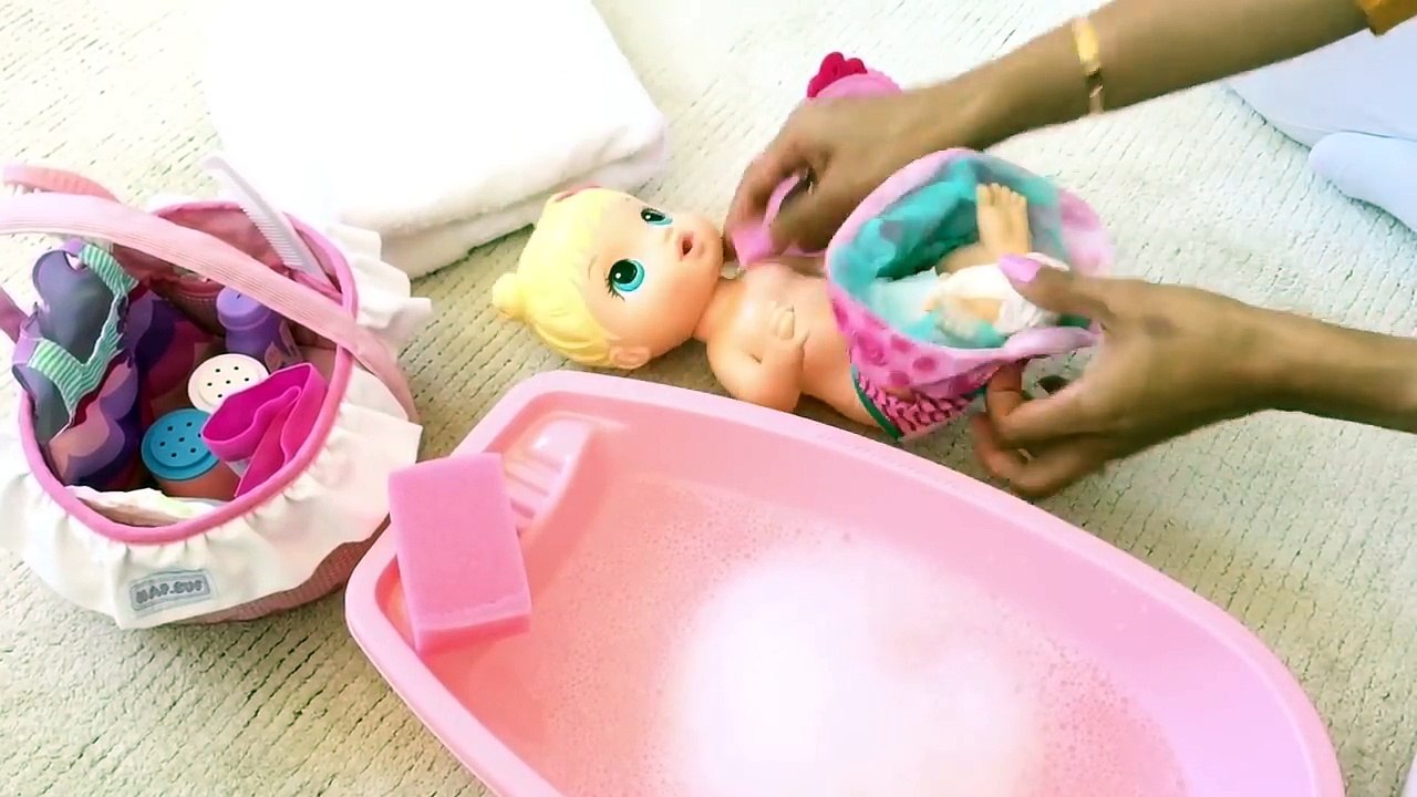 Girls Dolls Baby Alive Car Accident, Baby Alive Doll Might Need a Doctor !