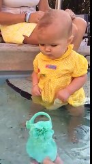 Un bébé tombe à la renverse dans une piscine à côté de sa mère, assise, qui ne fait rien. Le bébé sait ce qu’il fait.