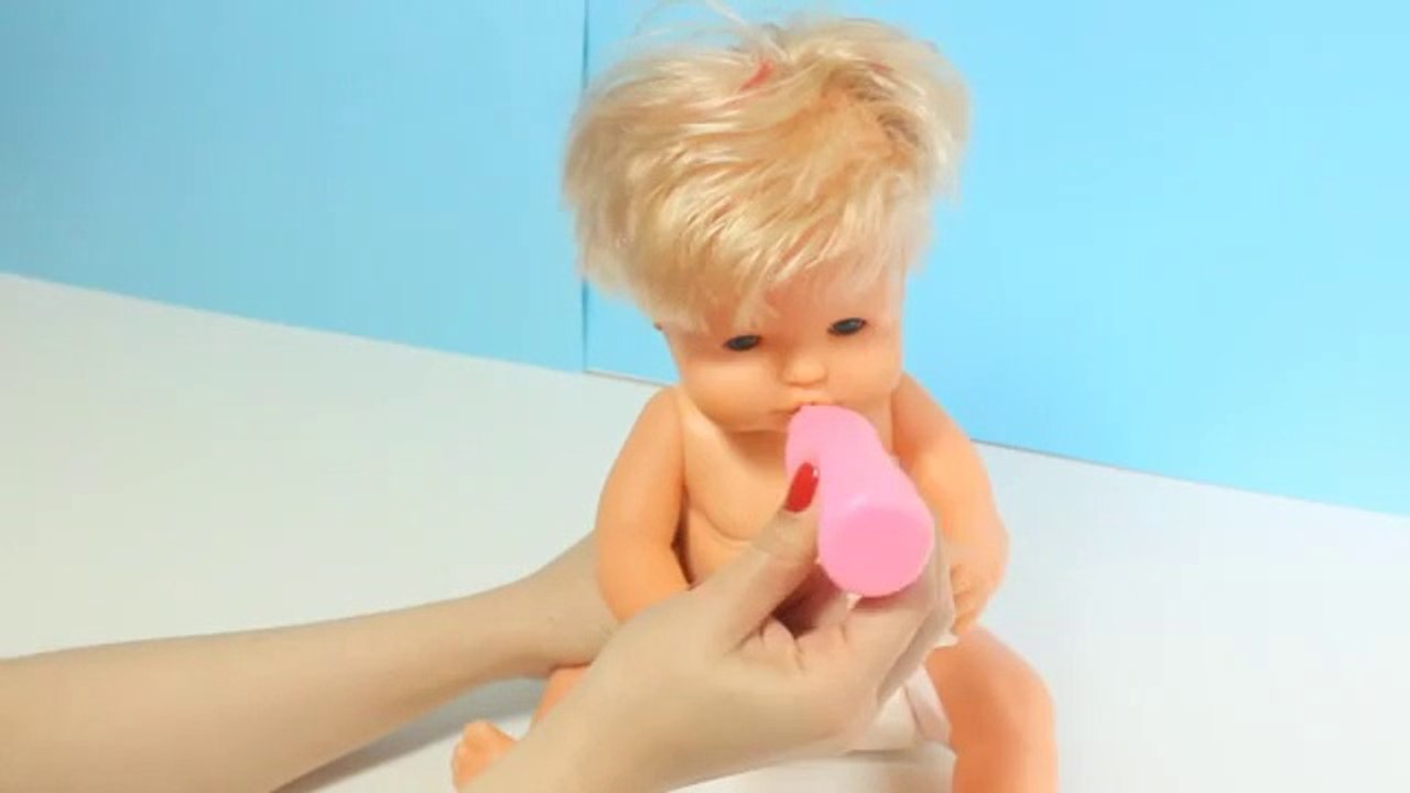 Cambiamos el pañal y le damos biberón a la bebé Pompitas - Capítulo #9 - vídeos nenuco e