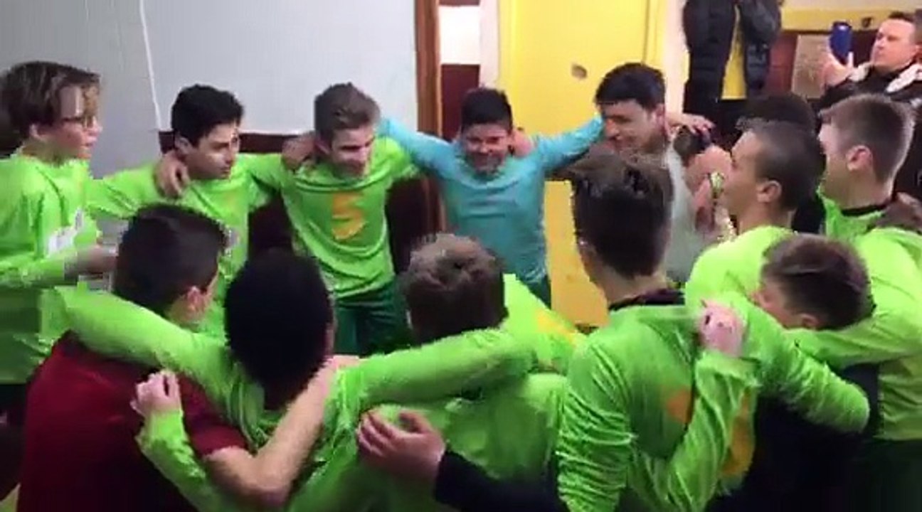 Cri de guerre après la victoire 3-0 contre le JS Moliens le 25/03/2017 en championnat
