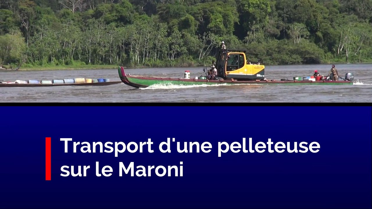 Transport d'une pelleteuse sur le Maroni