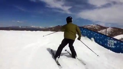 Un homme perd ses skis pendant un saut !