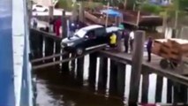 Ils rentrent un pick up dans un bateau d'une façon impressionnante !