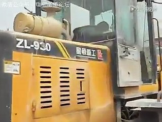 Un nene conduce un camion