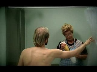 Anuncio Silensis - Vecina en el baño