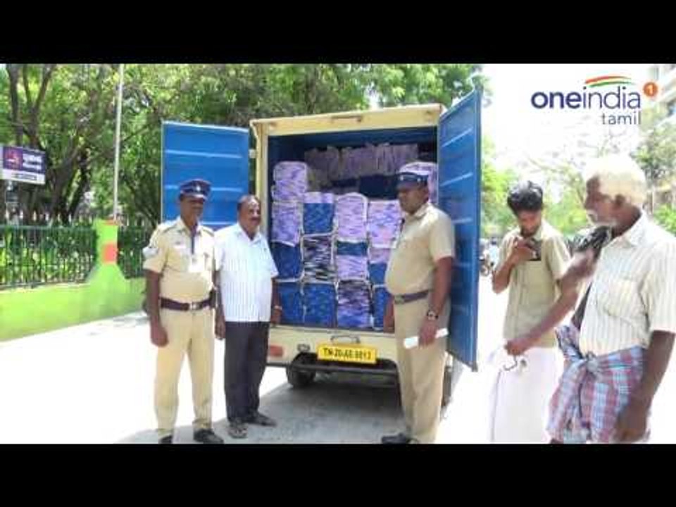 ஆவணமின்றி கொண்டு செல்லப்பட்ட ரூ.8 லட்சம் மதிப்பிலான லுங்கிகள் பறிமுதல்- வீடியோ