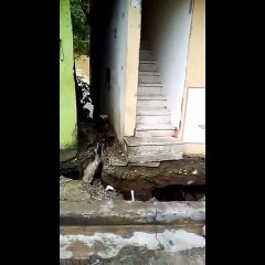 Increible momento en que casa de dos niveles se derrumba en RD