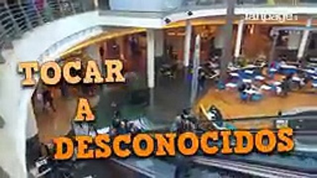¿Qué pasa si tocas a un desconocido en las escaleras mecánicas