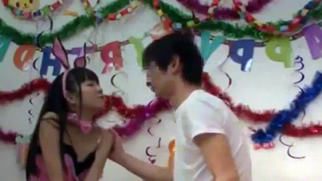 誕生日会でコスプレパーティー。そしてキスするカップル 2