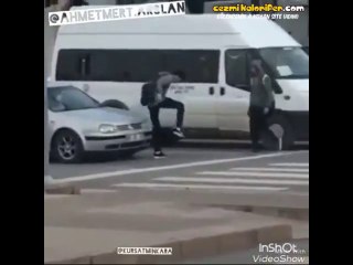 Kırmızı Işıkta Bekleyen Araçları Trolleyen Liseliler