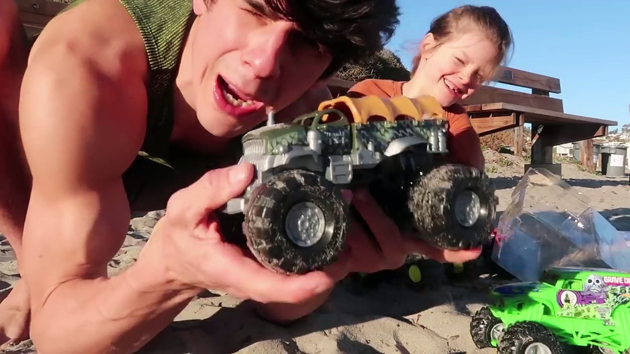 MONSTER TRUCKS Racing in a DUMP TRUCK!!-4AUVZx-1d98