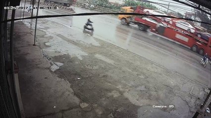 Cô gái tông xe đạp, thản nhiên dựng xe bỏ đi